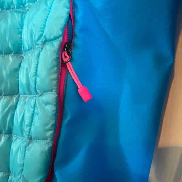 Northface Jacket and vneck shirt - Picture 7 of 9